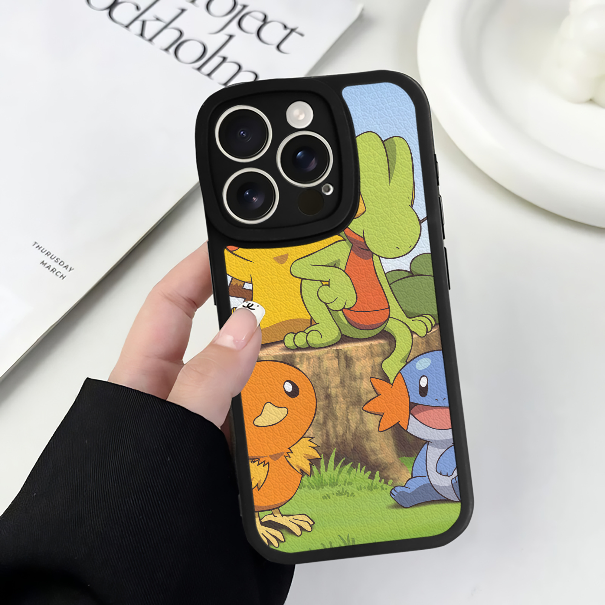 （画像用） ポケットモンスター Pokémon 【iPhone 16シリーズ対応】シリコンスマホケース（レザー調） 材質：シリコン